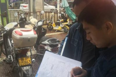 冒雨勘測(cè)線路 助力電纜入地工程