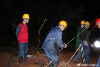 110千伏電桿傾斜，衡陽(yáng)輸電檢修公司進(jìn)行加裝內(nèi)角拉防倒桿措施