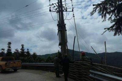 新邵供電公司潭府所組織人員進(jìn)行線路巡視，消除設(shè)備隱患