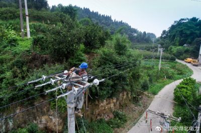 架設(shè)0.4kV低壓線路，改造老舊變壓器和線路