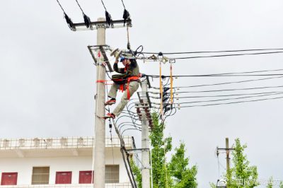 在烈日下登桿作業(yè)，更換10千伏線路懸式絕緣子