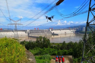 湖北電力檢修公司利用無人機(jī)對(duì)回線路進(jìn)行紅外線測(cè)溫
