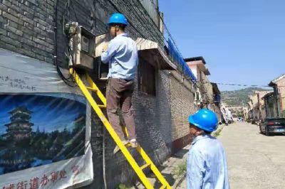 韓城市供電公司到牛角二臺區(qū)走村入戶現場線損排查治理
