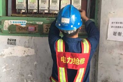 安康供電公司搶修人員頂著高溫，處理各種搶修工單