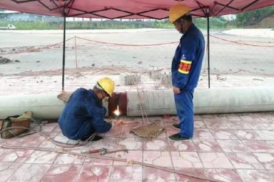 資陽(yáng)供電公司奔忙在各個(gè)工程施工現(xiàn)場(chǎng)，上可以電桿架線，下可以做拉線