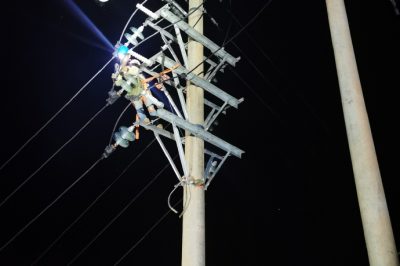 攀枝花供電公司搶修遭雷擊受損的10kV格坪線(xiàn)2號(hào)桿避雷器