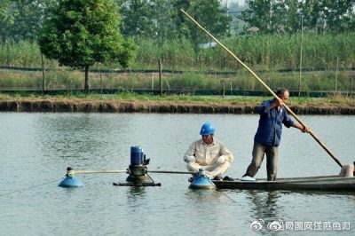 前鋒鎮(zhèn)供電所帶工具到養(yǎng)殖戶家?guī)椭渑懦龣C(jī)器故障，受到養(yǎng)殖戶的感謝