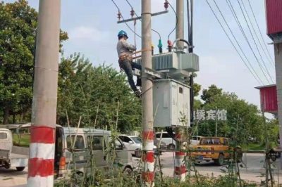 淮安淮陰營北供電所組織人員進行變壓器調(diào)檔工作，確保用戶在炎炎夏日當中用上放心電、舒心電
