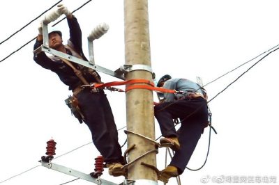 盱眙縣供電公司架設(shè)排澇站配電臺架、安裝配電變壓器