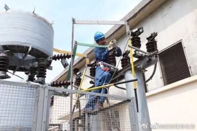 張家港市供電公司在35千伏慶余變?yōu)?號電容器組修理接觸不良、發(fā)熱的刀閘