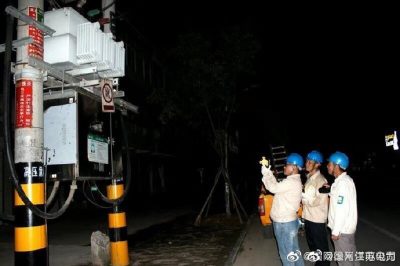 供電所值班員用紅外線測溫儀測量八義集鎮(zhèn)街道8#變壓器器身、電纜接頭等處溫度