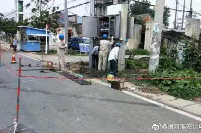 為確保迎峰度夏期間供電設備安全穩(wěn)定運行，國網(wǎng)淮安金湖縣供電公司進行配變升級改造