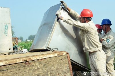 盱眙縣供電公司拆除原配電箱，更換安裝新式智能配電箱