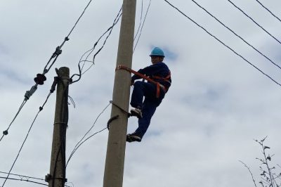 溧水區(qū)供電公司東屏供電所增加搶修人員，確保用戶清涼度夏