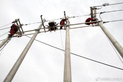 10千伏創(chuàng)業(yè)園國(guó)網(wǎng)利津縣供電公司工作人員登桿升級(jí)線路，供電安全穩(wěn)定
