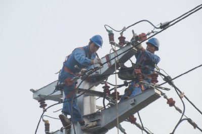 10千伏線路遷改，新立鋼管塔2基，架設(shè)絕緣導(dǎo)線300米，敷設(shè)過(guò)路高壓電纜160米