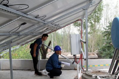 電力小哥們定期對光伏用戶上門走訪，保障光伏發(fā)電設備使用安全