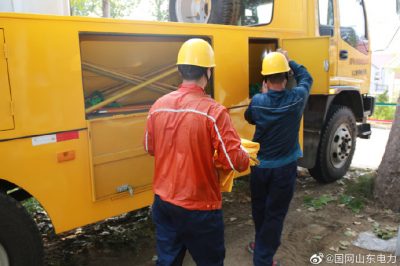 帶電作業(yè)在10千伏單廟線安裝分界開關，提升供電可靠性