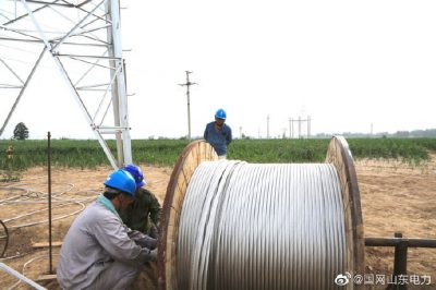 夏津縣供電公司冒高溫爬鐵塔架導(dǎo)線，為民供電
