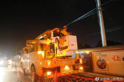 10千伏王石線開展檢修作業(yè)，新上400千伏安箱變一臺