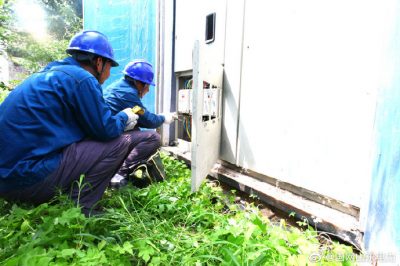 對韓家洼村的箱變、配電箱、下戶線及家庭用電開展檢查診治