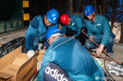 10千伏長園1線開展電纜敷設(shè)作業(yè)，制作電纜中間頭