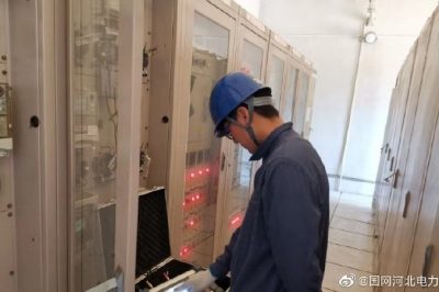 持續(xù)高溫雷雨天，傾盆暴雨嘩嘩下，供電職工檢修忙