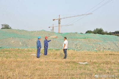 高壓線下堆土，危險！河北沙河市供電公司工作人員迅速監(jiān)督項目經(jīng)理安排人員清理