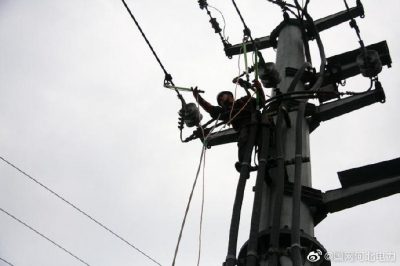 高溫下架設(shè)線(xiàn)路，確保客戶(hù)及時(shí)用電