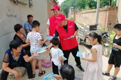 深入轄區(qū)村莊，向留守老人、兒童講解暑期安全用電常識(shí)，增強(qiáng)他們的安全用電意識(shí)