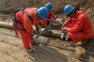 10千伏線路進(jìn)行更換電桿，強(qiáng)化電網(wǎng)承載能力