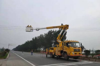 織帶電安裝10千伏線路跨路限高指示燈，預(yù)防外力破壞事故