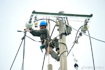 阜城縣供電公司員工在10千伏王海南576線(xiàn)路干線(xiàn)045#桿進(jìn)行導(dǎo)線(xiàn)更換