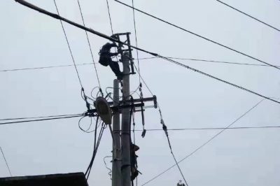 更換絕緣導(dǎo)線，拆除舊電桿，心里電桿，有效降低線路損耗