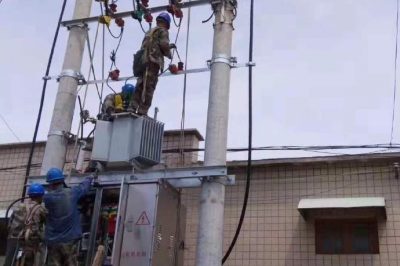 電力公司施工人員冒高溫現場安裝配變設備