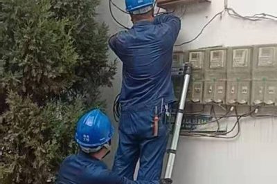 漳縣供電公司在北孔村整理村內(nèi)線路，使村民用上安全電