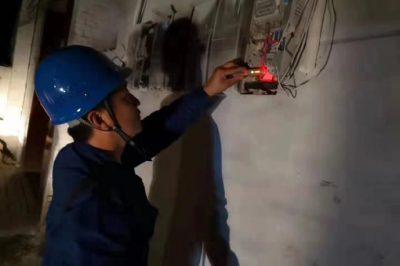 衡水市桃城區(qū)供電公司分組逐段線路、逐個(gè)電纜分接箱查找故障點(diǎn)
