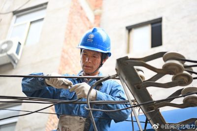 定州市供電公司為用戶更換低壓接戶線，確保電力可靠到戶