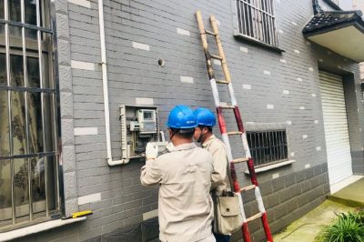 尚湖供電所對冶塘和平18號、華都2號配變等臺區(qū)開關(guān)箱、接戶線、用戶表箱進(jìn)行巡檢