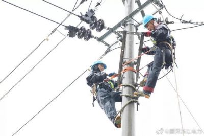 國網(wǎng)龍泉市供電公司：冒雨對10千伏城西線支線1號桿安裝分支開關(guān)，搶修送電