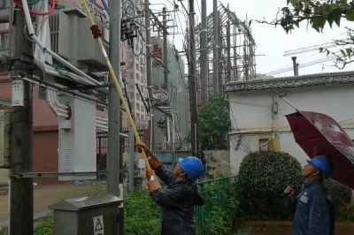 南方電網(wǎng)廣東梅州興寧局 五華局的供電人員到第一現(xiàn)場搶修復電