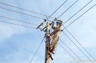 珠江供電所安裝配電柜、施放8米長電纜