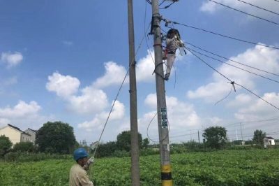 松陵供電所在新?tīng)I(yíng)1號(hào)變拆除存在安全隱患的廢舊線路