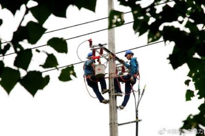 白塔鎮(zhèn)大莊線37+1號桿組裝橫擔(dān)、刀閘、令克等設(shè)備