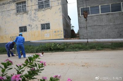 梁山縣供電公司新立電桿6基、新建低壓架空絕緣線0.31千米、新增一臺400千伏安變壓器