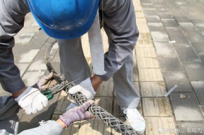 10千伏新甫線施工現(xiàn)場新泰市供電公司冒高溫進行立桿架線等作業(yè)