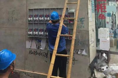 磁縣供電公司農(nóng)村更換電表箱、整理不規(guī)范線(xiàn)路