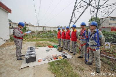 完成鳳臺電廠出線端500千伏鳳湯5319線1#塔B相小號側(cè)3號子導線引流板螺栓緊固