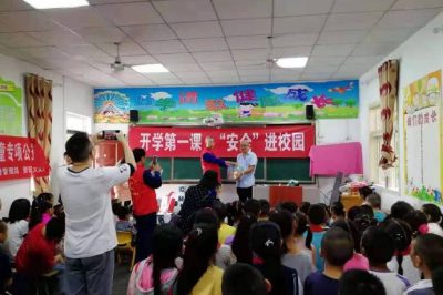 資陽(yáng)供電公司在文龍小學(xué)開展安全進(jìn)校園活動(dòng)