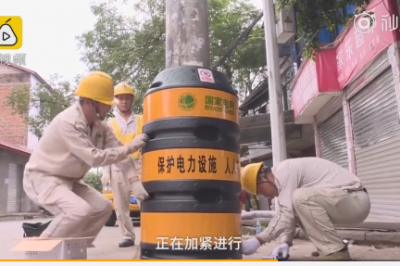 低頭族福音！電桿穿上“防撞衣”  夜晚還能反光